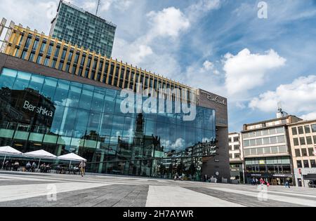 Zeitgenössische Handelsarchitektur der Place Verte, Charleroi, Belgien, August 2017 Stockfoto