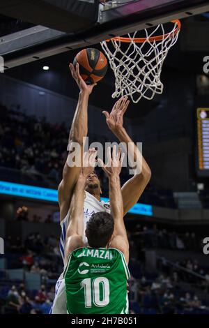 Madrid, Madrid, Spanien. 21st. November 2021. Edy Tavares (hinten) und Pablo AlmazÃn (vorne) beim Real Madrid-Sieg über Coosur Real Betis (71 - 48) in der regulären Saison der Liga Endesa (Tag 11), die in Madrid (Spanien) im Wizink Center gefeiert wurde. November 21th 2021. (Bild: © Juan Carlos GarcÃ-A Mate/Pacific Press via ZUMA Press Wire) Stockfoto