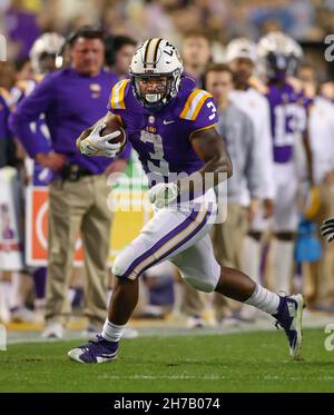 Baton Rouge, LA, USA. 20th. November 2021. LSU RB Tyrion Davis-Price #3 während des NCAA-Fußballspiels zwischen den LSU Tigers und den ULMER Warhawks im Tiger Stadium in Baton Rouge, LA. Kyle Okita/CSM/Alamy Live News Stockfoto