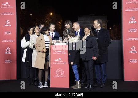 Olivia Polsky, Anne Hidalgo, Emmanuel Gregoire, Marc-Antoine Jamet, Jeanne d'Hauteserre und Clara Luciani, die am 21. November 2021 an der Lancierung der Weihnachtsbeleuchtung auf der Champs-Elysees in Paris, Frankreich, teilnahmen. Foto von Aurore Marechal/ABACAPRESS.COM Stockfoto