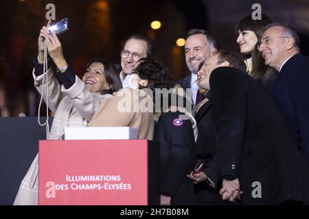 Olivia Polsky, Anne Hidalgo, Emmanuel Gregoire, Marc-Antoine Jamet, Jeanne d'Hauteserre und Clara Luciani, die am 21. November 2021 an der Lancierung der Weihnachtsbeleuchtung auf der Champs-Elysees in Paris, Frankreich, teilnahmen. Foto von Aurore Marechal/ABACAPRESS.COM Stockfoto