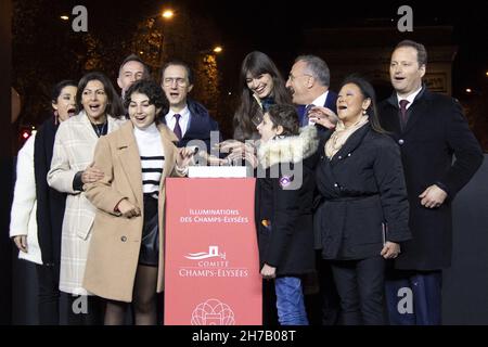 Olivia Polsky, Anne Hidalgo, Emmanuel Gregoire, Marc-Antoine Jamet, Jeanne d'Hauteserre und Clara Luciani, die am 21. November 2021 an der Lancierung der Weihnachtsbeleuchtung auf der Champs-Elysees in Paris, Frankreich, teilnahmen. Foto von Aurore Marechal/ABACAPRESS.COM Stockfoto