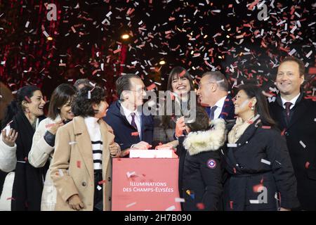 Olivia Polsky, Anne Hidalgo, Emmanuel Gregoire, Marc-Antoine Jamet, Jeanne d'Hauteserre und Clara Luciani, die am 21. November 2021 an der Lancierung der Weihnachtsbeleuchtung auf der Champs-Elysees in Paris, Frankreich, teilnahmen. Foto von Aurore Marechal/ABACAPRESS.COM Stockfoto