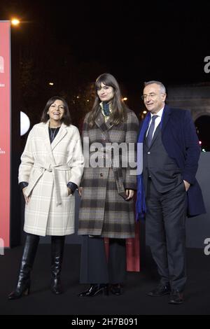 Anne Hidalgo, Clara Luciani und Marc-Antoine Jamet nahmen am 21. November 2021 am Start der Weihnachtsbeleuchtung auf der Champs-Elysees in Paris, Frankreich, Teil. Foto von Aurore Marechal/ABACAPRESS.COM Stockfoto