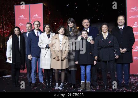 Olivia Polsky, Anne Hidalgo, Emmanuel Gregoire, Marc-Antoine Jamet, Jeanne d'Hauteserre und Clara Luciani, die am 21. November 2021 an der Lancierung der Weihnachtsbeleuchtung auf der Champs-Elysees in Paris, Frankreich, teilnahmen. Foto von Aurore Marechal/ABACAPRESS.COM Stockfoto