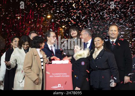 Olivia Polsky, Anne Hidalgo, Emmanuel Gregoire, Marc-Antoine Jamet, Jeanne d'Hauteserre und Clara Luciani, die am 21. November 2021 an der Lancierung der Weihnachtsbeleuchtung auf der Champs-Elysees in Paris, Frankreich, teilnahmen. Foto von Aurore Marechal/ABACAPRESS.COM Stockfoto