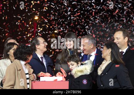 Olivia Polsky, Anne Hidalgo, Emmanuel Gregoire, Marc-Antoine Jamet, Jeanne d'Hauteserre und Clara Luciani, die am 21. November 2021 an der Lancierung der Weihnachtsbeleuchtung auf der Champs-Elysees in Paris, Frankreich, teilnahmen. Foto von Aurore Marechal/ABACAPRESS.COM Stockfoto