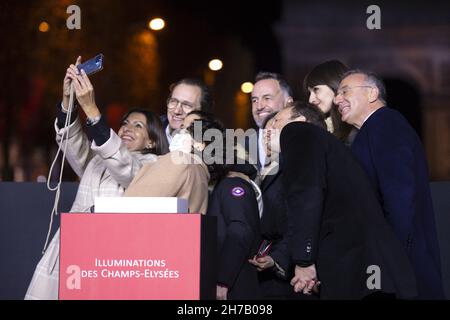 Olivia Polsky, Anne Hidalgo, Emmanuel Gregoire, Marc-Antoine Jamet, Jeanne d'Hauteserre und Clara Luciani, die am 21. November 2021 an der Lancierung der Weihnachtsbeleuchtung auf der Champs-Elysees in Paris, Frankreich, teilnahmen. Foto von Aurore Marechal/ABACAPRESS.COM Stockfoto