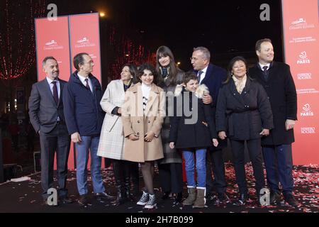 Olivia Polsky, Anne Hidalgo, Emmanuel Gregoire, Marc-Antoine Jamet, Jeanne d'Hauteserre und Clara Luciani, die am 21. November 2021 an der Lancierung der Weihnachtsbeleuchtung auf der Champs-Elysees in Paris, Frankreich, teilnahmen. Foto von Aurore Marechal/ABACAPRESS.COM Stockfoto