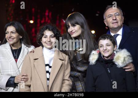 Anne Hidalgo, Marc-Antoine Jamet und Clara Luciani nahmen am 21. November 2021 an der Lancierung der Weihnachtsbeleuchtung auf der Champs-Elysees Avenue in Paris, Frankreich, Teil. Foto von Aurore Marechal/ABACAPRESS.COM Stockfoto