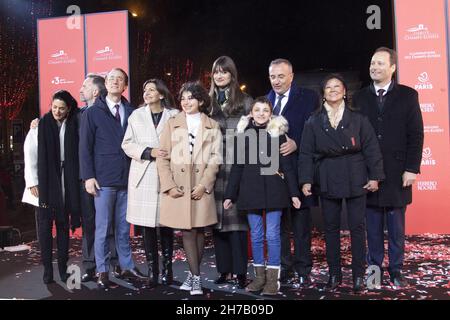 Olivia Polsky, Anne Hidalgo, Emmanuel Gregoire, Marc-Antoine Jamet, Jeanne d'Hauteserre und Clara Luciani, die am 21. November 2021 an der Lancierung der Weihnachtsbeleuchtung auf der Champs-Elysees in Paris, Frankreich, teilnahmen. Foto von Aurore Marechal/ABACAPRESS.COM Stockfoto