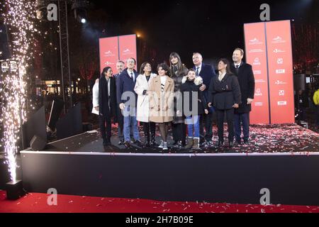 Olivia Polsky, Anne Hidalgo, Emmanuel Gregoire, Marc-Antoine Jamet, Jeanne d'Hauteserre und Clara Luciani, die am 21. November 2021 an der Lancierung der Weihnachtsbeleuchtung auf der Champs-Elysees in Paris, Frankreich, teilnahmen. Foto von Aurore Marechal/ABACAPRESS.COM Stockfoto