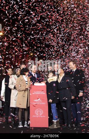 Olivia Polsky, Anne Hidalgo, Emmanuel Gregoire, Marc-Antoine Jamet, Jeanne d'Hauteserre und Clara Luciani, die am 21. November 2021 an der Lancierung der Weihnachtsbeleuchtung auf der Champs-Elysees in Paris, Frankreich, teilnahmen. Foto von Aurore Marechal/ABACAPRESS.COM Stockfoto