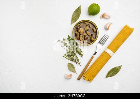 Zutaten für die Zubereitung Spaghetti mit Calms oder Muscheln Set, auf weißem Steintisch Hintergrund, Draufsicht flach liegend, mit Platz für Text Stockfoto