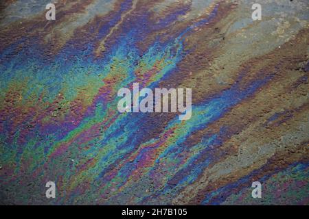 Oelteppich auf Asphaltstraße Hintergrund oder Textur Stockfoto