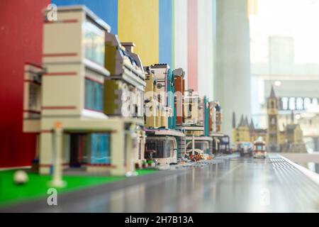 Realistische Häuser aus Lego-Blöcken gebaut. Speicherplatz kopieren. Stockfoto