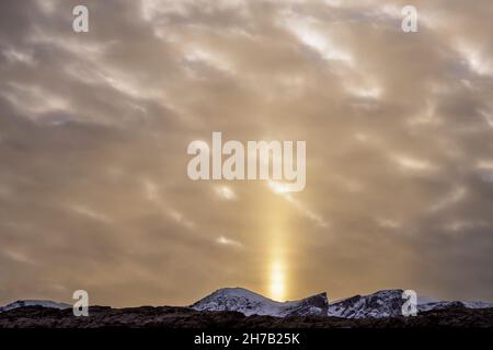 Sonnensäule und Wolken, Bjorne-Inseln, Scoresby Sund, Grönland Stockfoto