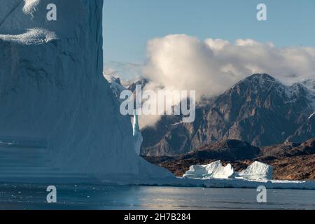 Eisberge vor Milne Island, Hall Bredning, Scoresby Sund, Grönland Stockfoto