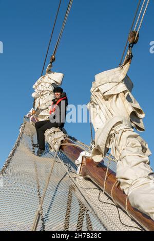 Fotograf auf dem Bugsprit von Rembrandt van Rijn, Hall Bredning, Scoresby Sund, Grönland Stockfoto