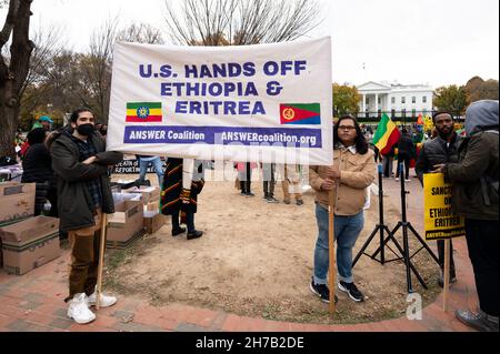 Washington, Usa. 21st. November 2021. Demonstranten halten ein Banner mit der Aufschrift „USA Hände weg von Äthiopien und Eritrea' bei einem Protest gegenüber dem Weißen Haus gegen die US-Politik in Äthiopien und Eritrea. Kredit: SOPA Images Limited/Alamy Live Nachrichten Stockfoto