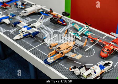 Viele Spielzeugflugzeuge und Hubschrauber aus lego-Blöcken gebaut. Stockfoto