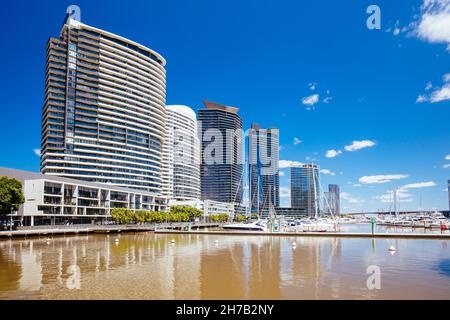 Das gehobene Viertel von Yarra's Edge Marina in der Nähe der Webb Bridge im Docklands-Viertel von Melbourne, Victoria, Australien Stockfoto