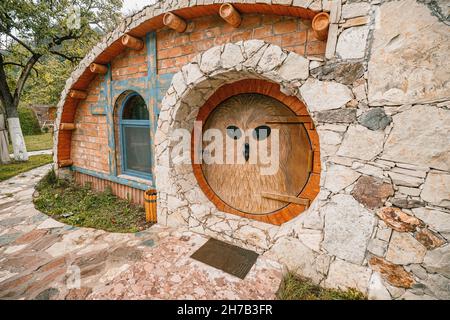 21. Mai 2021, Hobbit House Dilijan, Armenien: Märchenhafte hobbit-Häuser mit runder Eulentür im Auenland aus dem Film der Herr der Ringe Stockfoto