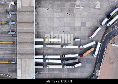 Luftaufnahme des Hafens und der Lastwagen, die nebeneinander in Dover, Großbritannien, geparkt sind. Stockfoto