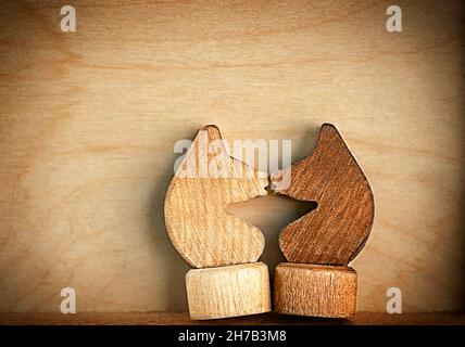 Schach, Schachfiguren von Pferden, die einander gegenüberstehen, ein Symbol der Liebe Stockfoto