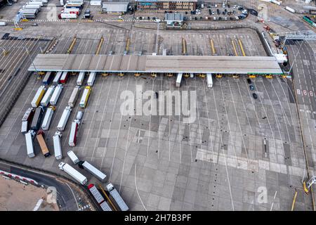 Luftaufnahme des Hafens und der Lastwagen, die nebeneinander in Dover, Großbritannien, geparkt sind. Stockfoto