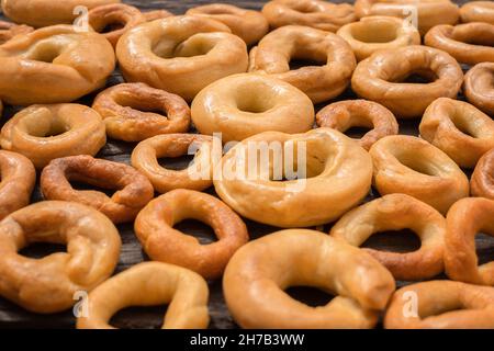 Bagels Hintergrund auf dem Tisch. Frisch gebackene Trocknung auf einer Holzoberfläche Stockfoto