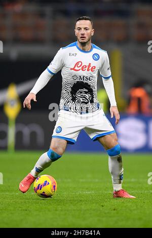 Mailand, Italien. 21. November 2021. Amir Rrahmani vom SSC Napoli in Aktion während des Fußballspiels der Serie A zwischen dem FC Internazionale und dem SSC Napoli. Kredit: Nicolò Campo/Alamy Live Nachrichten Stockfoto