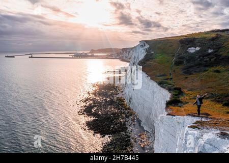 Junger Mann, der auf den Weißen Klippen von Dover steht. Stockfoto