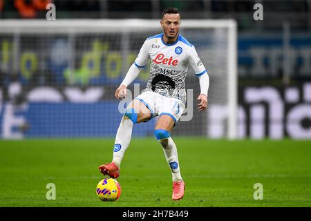 Mailand, Italien. 21. November 2021. Amir Rrahmani vom SSC Napoli in Aktion während des Fußballspiels der Serie A zwischen dem FC Internazionale und dem SSC Napoli. Kredit: Nicolò Campo/Alamy Live Nachrichten Stockfoto