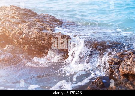 Meerwasser fließt über Felsen im Ozean. Natürlicher Hintergrund Stockfoto