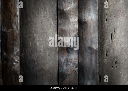 Dunkle Holzoberfläche aus Rundholz. Hintergrund mit Kopierraum Stockfoto