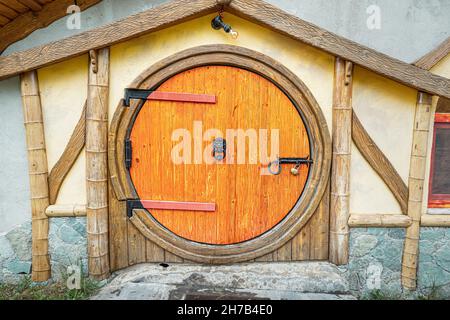 21. Mai 2021, Hobbit House Dilijan, Armenien: Märchenhafte hobbit-Häuser im Auenland aus dem Film der Herr der Ringe. Stockfoto