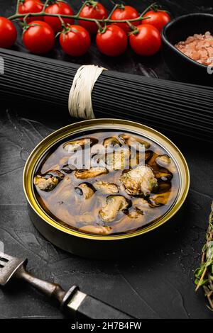 Pasta mit Muscheln Rohzutaten Set, auf schwarzem dunklen Stein Tischhintergrund Stockfoto