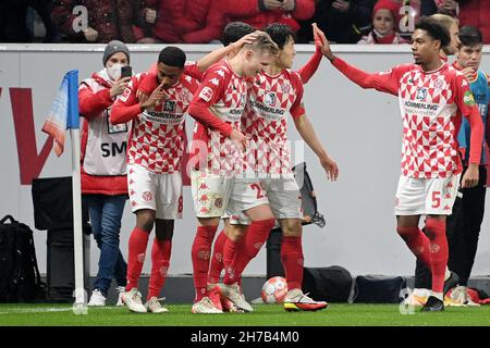 Mainz, Deutschland. 21st. November 2021. Die Mainzer Spieler 05 feiern im Rahmen des Bundesliga-Fußballspiels der ersten Liga zwischen dem FSV Mainz 05 und dem FC Köln am 21. November 2021 in Mainz. Quelle: Ulrich Hufnagel/Xinhua/Alamy Live News Stockfoto