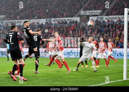 Mainz, Deutschland. 21st. November 2021. Salih Oezcan (oben) aus Köln steht beim Bundesligaspiel der ersten Liga zwischen dem FSV Mainz 05 und dem FC Köln am 21. November 2021 in Mainz auf einem Tor. Quelle: Ulrich Hufnagel/Xinhua/Alamy Live News Stockfoto