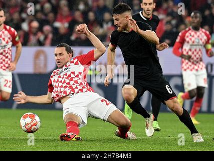 Mainz, Deutschland. 21st. November 2021. Salih Oezcan (R) aus Köln steht mit Adam Szalai aus Mainz 05 beim Bundesligaspiel der ersten Liga zwischen dem FSV Mainz 05 und dem FC Köln am 21. November 2021 in Mainz auf dem Spiel. Quelle: Ulrich Hufnagel/Xinhua/Alamy Live News Stockfoto