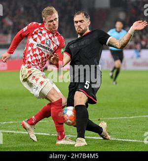 Mainz, Deutschland. 21st. November 2021. Rafael Czichos (R) aus Köln ist mit Jonathan Burkardt aus Mainz 05 beim Bundesligaspiel der 1. Liga zwischen dem FSV Mainz 05 und dem FC Köln am 21. November 2021 in Mainz zu sehen. Quelle: Ulrich Hufnagel/Xinhua/Alamy Live News Stockfoto