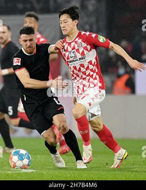 Mainz, Deutschland. 21st. November 2021. Salih Oezcan (L) aus Köln steht mit Lee Jae-Sung aus Mainz 05 während des Bundesligaspiels der ersten Liga zwischen dem FSV Mainz 05 und dem FC Köln am 21. November 2021 in Mainz auf dem Spiel. Quelle: Ulrich Hufnagel/Xinhua/Alamy Live News Stockfoto