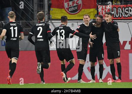 Mainz, Deutschland. 21st. November 2021. Salih Oezcan (2nd R) aus Köln feiert mit seinen Teamkollegen beim Bundesligaspiel der ersten Liga zwischen dem FSV Mainz 05 und dem FC Köln am 21. November 2021 in Mainz einen Torreigen. Quelle: Ulrich Hufnagel/Xinhua/Alamy Live News Stockfoto