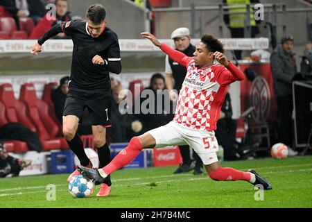 Mainz, Deutschland. 21st. November 2021. Dejan Ljubicic (L) aus Köln steht mit Jean-Paul Boetius aus Mainz 05 während des Bundesligaspiels der ersten Liga zwischen dem FSV Mainz 05 und dem FC Köln am 21. November 2021 in Mainz auf dem Spiel. Quelle: Ulrich Hufnagel/Xinhua/Alamy Live News Stockfoto