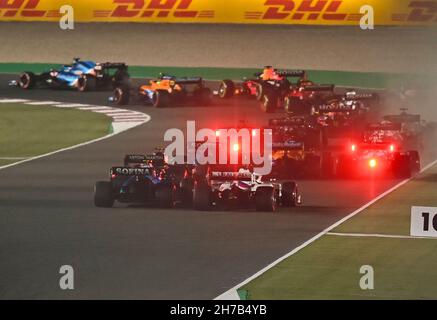 Doha, Katar. 21st. November 2021. Die Formel-1-Fahrzeuge werden beim letzten Rennen des Formel-1-Grand-Prix von Katar auf dem Losail International Circuit in Doha, Katar, am 21. November 2021 gesehen. Kredit: Nikku/Xinhua/Alamy Live Nachrichten Stockfoto