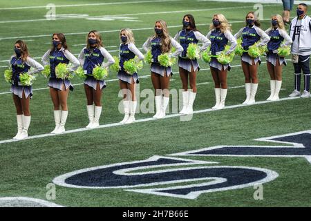 Seattle, USA. Seattle, WA, USA. 21st. November 2021. Die Cheerleader von Seattle warten auf den Beginn eines Spiels zwischen den Arizona Cardinals und den Seattle Seahawks im Lumen Field in Seattle, WA. Die Kardinäle gewannen 23-13. Sean BrownCSM/Alamy Live News Credit: CAL Sport Media/Alamy Live News Stockfoto