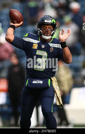 Seattle, USA. Seattle, WA, USA. 21st. November 2021. Seattle Seahawks Quarterback Russell Wilson (3) erwärmt sich vor einem Spiel zwischen den Arizona Cardinals und Seattle Seahawks im Lumen Field in Seattle, WA. Sean Brown/CSM/Alamy Live News Credit: CAL Sport Media/Alamy Live News Stockfoto