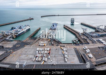 Luftaufnahme des Hafens und der Lastwagen, die nebeneinander in Dover, Großbritannien, geparkt sind. Stockfoto