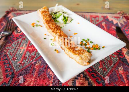 lula Kebab ist ein beliebtes und einfaches Gericht im Nahen Osten und Transkaukasien aus Hackfleisch auf einem Teller Stockfoto